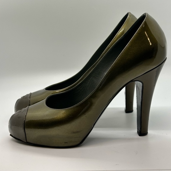 CHANEL Patent Leather Green Pumps, • Interlocking CC Logo. Size 38.5 (US 8.5) - Picture 4 of 9
